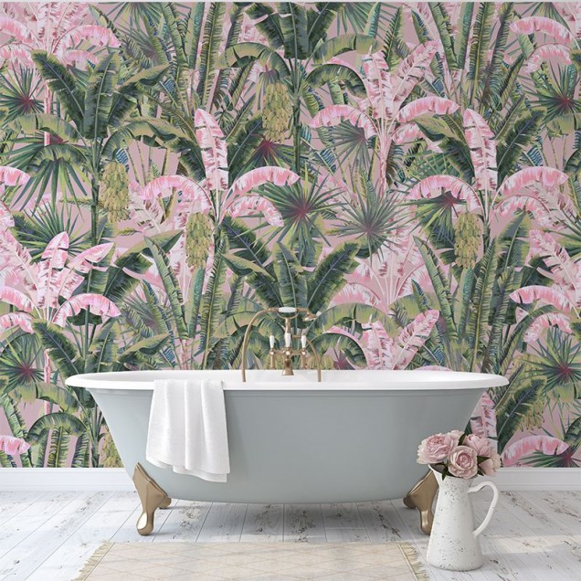 Tapet cu frunze de palmier roz, cu un model tropical luxuriant.