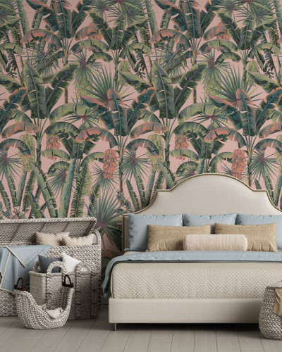 Tapet cu design exotic de palmieri, cu un fond roz delicat. Perfect pentru living, dormitor sau birou.