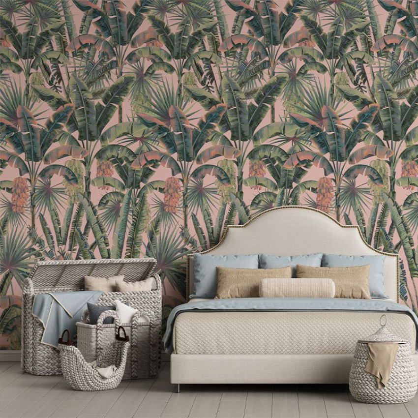 Tapet cu design exotic de palmieri, cu un fond roz delicat. Perfect pentru living, dormitor sau birou.