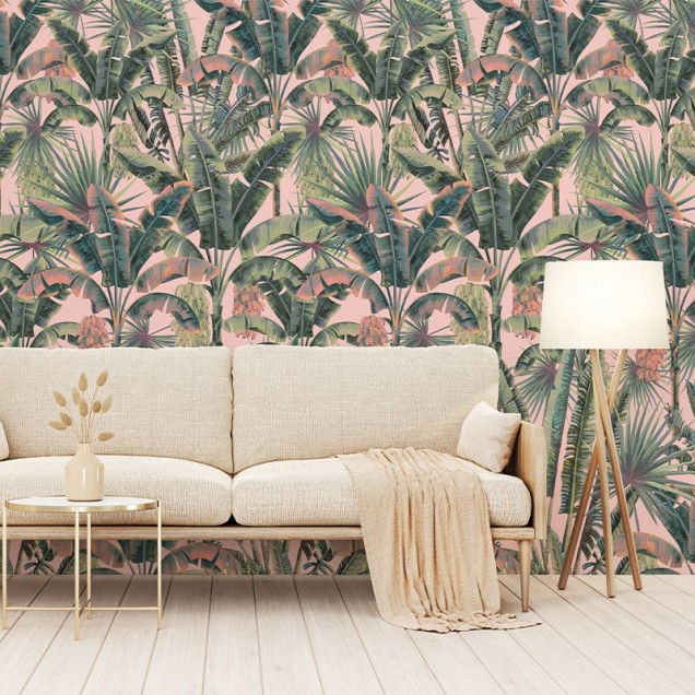Tapet cu design exotic de palmieri, cu un fond roz delicat. Perfect pentru living, dormitor sau birou.