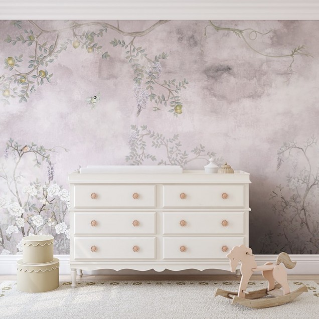 Tapet Lemon Primrose Lullaby cu design floral minimalist, featuring ramuri de lămâi delicate și păsări mici pe un fundal liliac.
