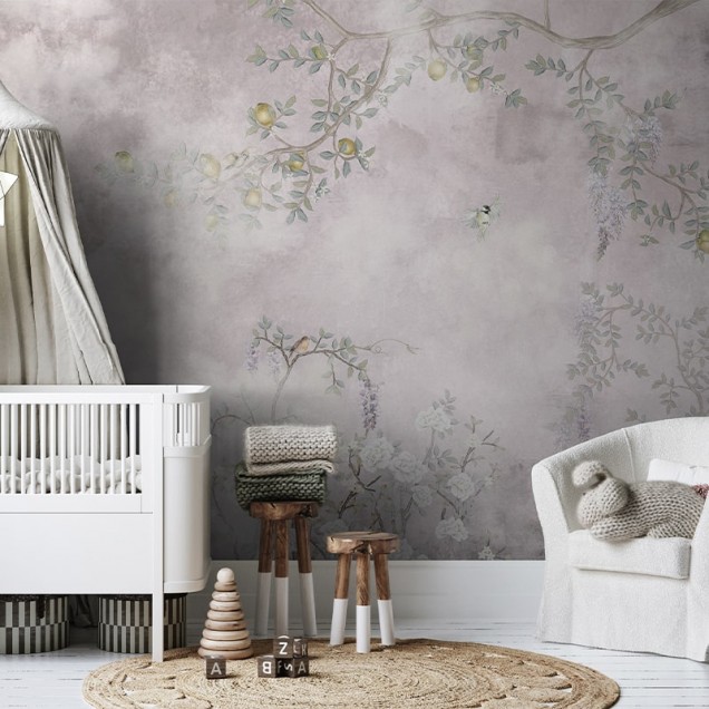 Tapet Lemon Primrose Lullaby cu design floral minimalist, featuring ramuri de lămâi delicate și păsări mici pe un fundal liliac.