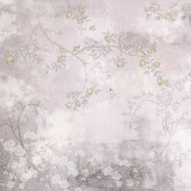 Tapet Lemon Primrose Lullaby cu design floral minimalist, featuring ramuri de lămâi delicate și păsări mici pe un fundal liliac.