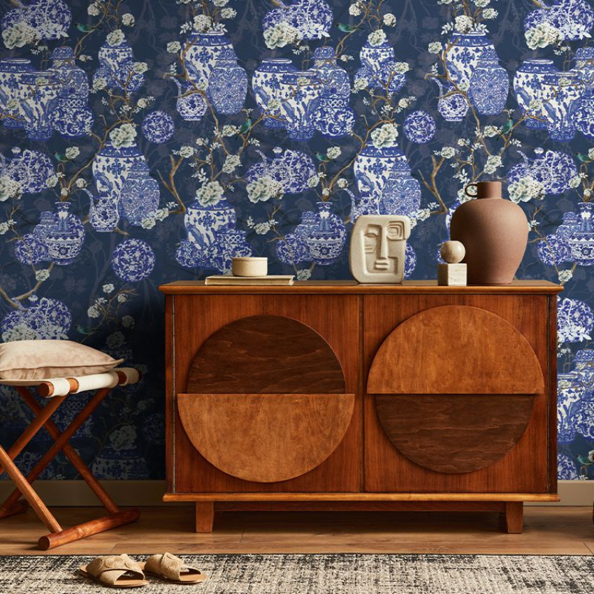 Tapet cu design delicat de vase din porțelan albastru și alb, cu flori de cireș delicate, perfect pentru living, dormitor sau hol.