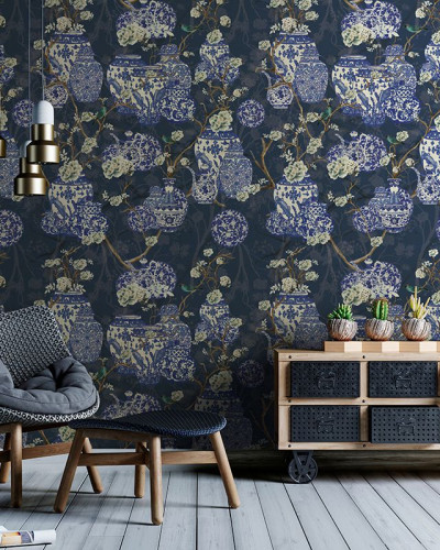 Tapet cu design floral asiatic, în nuanțe delicate de albastru și gri, cu vaze chinezești decorate cu flori și păsări