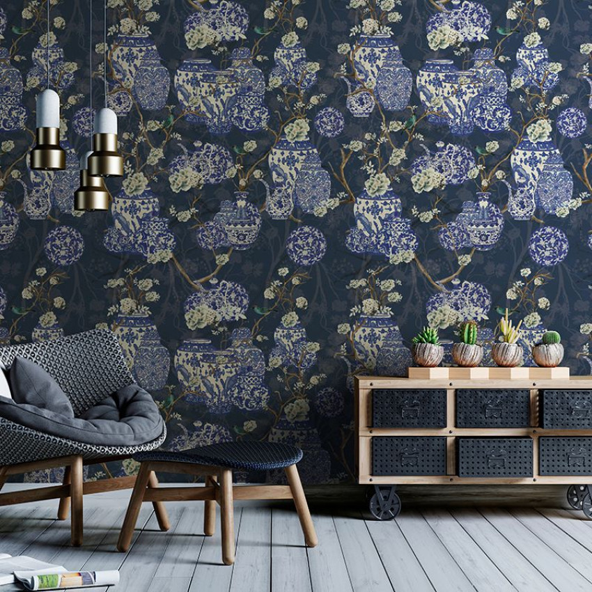 Tapet cu design floral asiatic, în nuanțe delicate de albastru și gri, cu vaze chinezești decorate cu flori și păsări