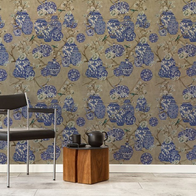 Tapet cu design delicat de vase din porțelan albastru și alb, cu flori de cireș delicate, perfect pentru living, dormitor sau hol.
