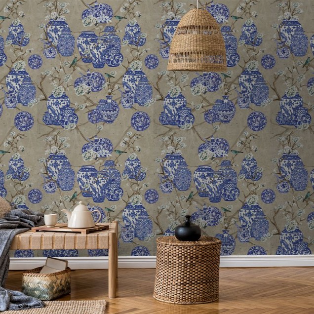 Tapet cu design delicat de vase din porțelan albastru și alb, cu flori de cireș delicate, perfect pentru living, dormitor sau hol.