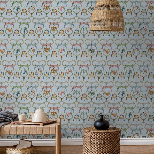 Tapet Pagliacci light blue, un tapet cu un design unic și elegant, care va aduce o notă de eleganță și originalitate în orice cameră.