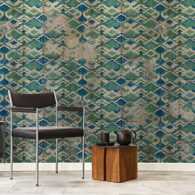 Tapet cu design retro și aspect vintage, cu nuanțe de albastru și verde, ideal pentru living, dormitor sau hol.