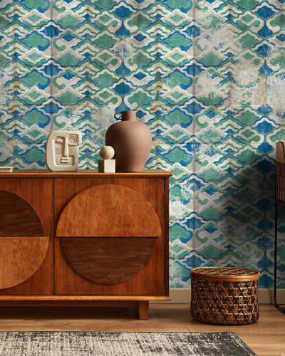 Tapet cu design retro și aspect vintage, cu nuanțe de albastru și verde, ideal pentru living, dormitor sau hol.