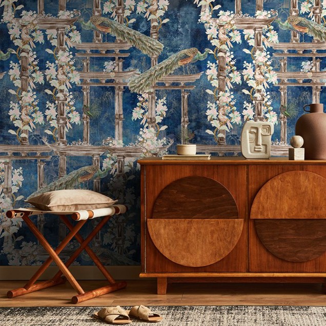 Tapet cu design japonez, porți Torii, păuni și flori delicate pe un fundal albastru marin. Se potrivește perfect pentru living, dormitor sau birou.