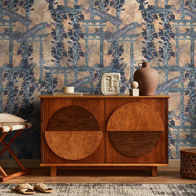 Tapet cu design asiatic, cu păuni și elemente florale, în nuanțe aurii, bleu-verzui și gri.