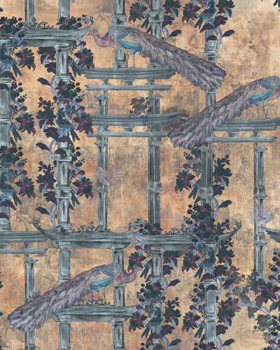 Tapet cu design asiatic, cu păuni și elemente florale, în nuanțe aurii, bleu-verzui și gri.
