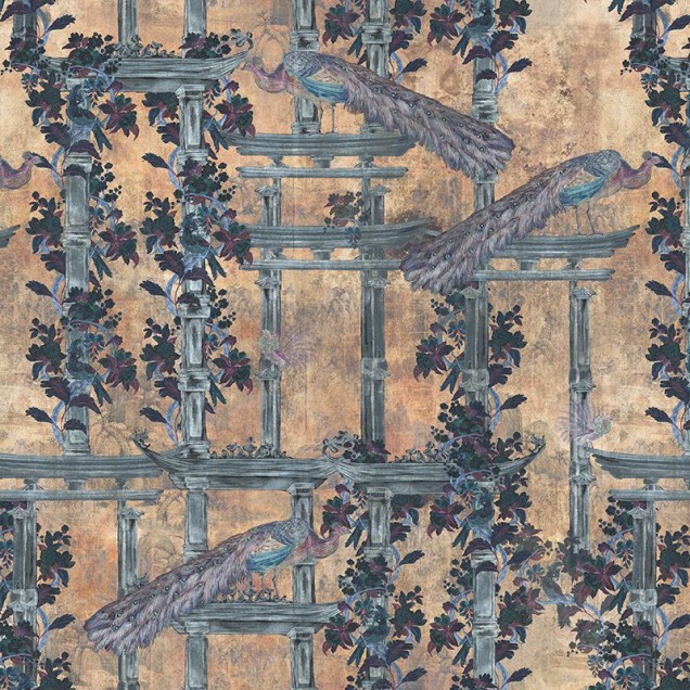 Tapet cu design asiatic, cu păuni și elemente florale, în nuanțe aurii, bleu-verzui și gri.