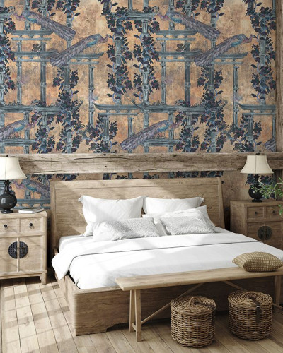 Tapet cu design asiatic, cu păuni și elemente florale, în nuanțe aurii, bleu-verzui și gri.