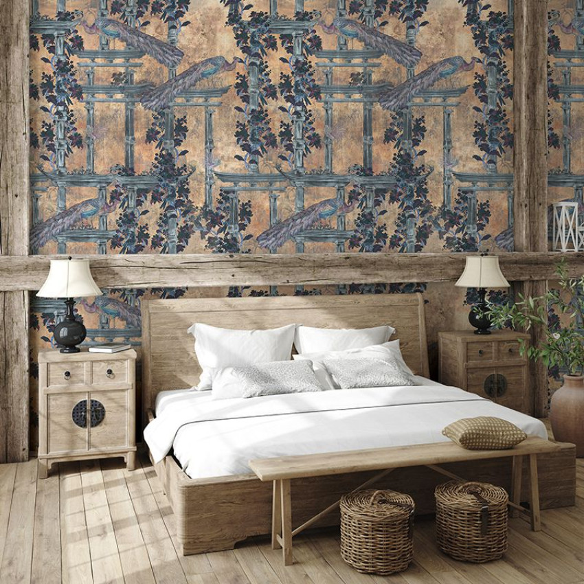Tapet cu design asiatic, cu păuni și elemente florale, în nuanțe aurii, bleu-verzui și gri.