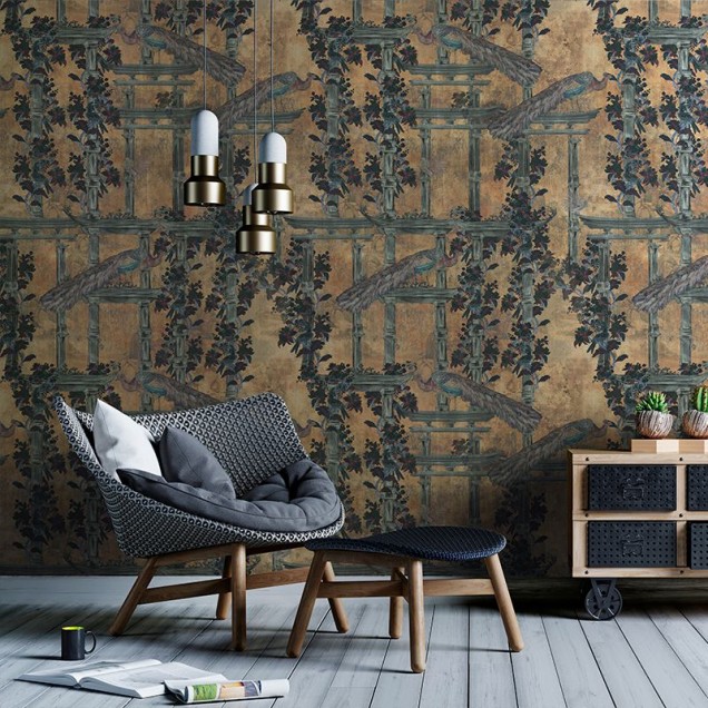 Tapet cu design asiatic, cu păuni și elemente florale, în nuanțe aurii, bleu-verzui și gri.