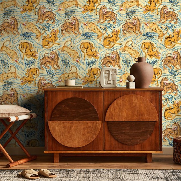 Tapet cu tigri, Buttermilk, VLAdiLA, design exotic, tigri curajoși, eleganți, fundal cald, spațiu modern, decoratiuni interioare