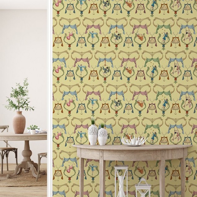 Tapet galben cu design vesel, inspirat de circul traditional, cu o multime de acrobați si clovni