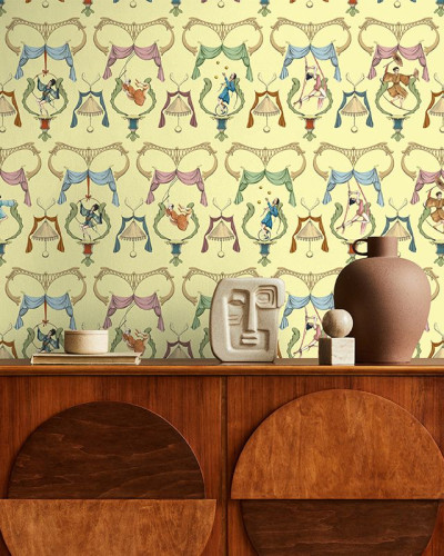 Tapet galben cu design vesel, inspirat de circul traditional, cu o multime de acrobați si clovni