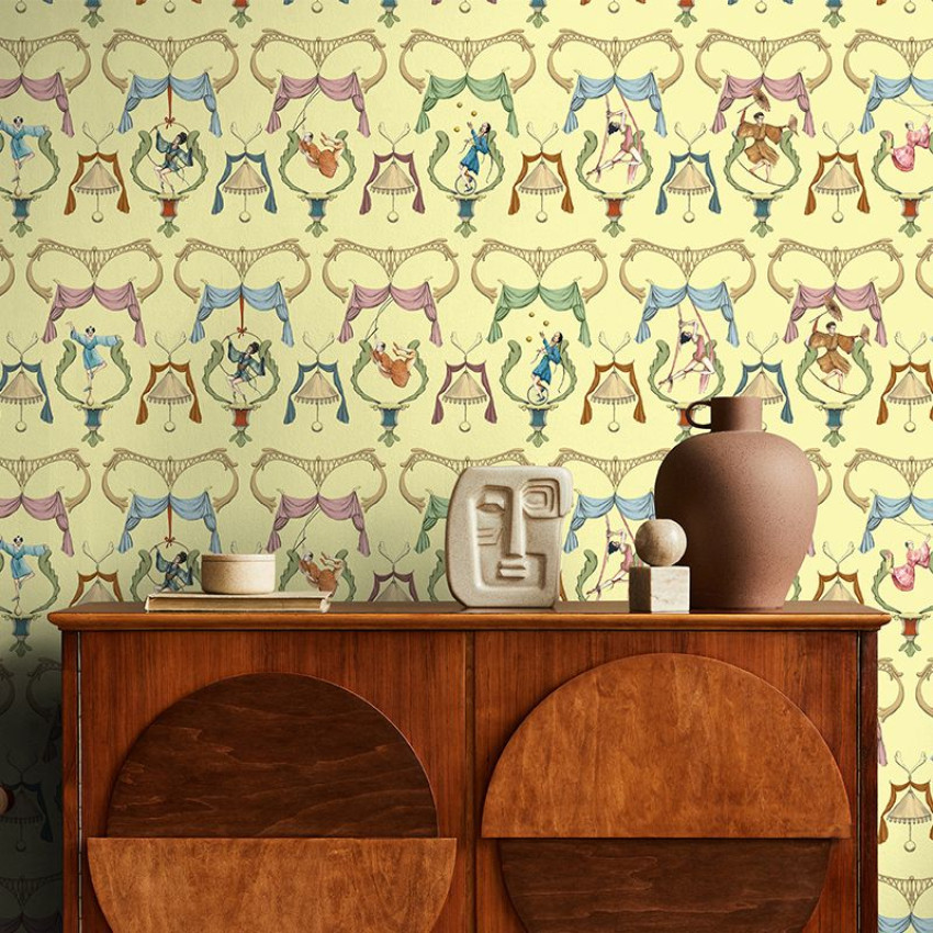 Tapet galben cu design vesel, inspirat de circul traditional, cu o multime de acrobați si clovni