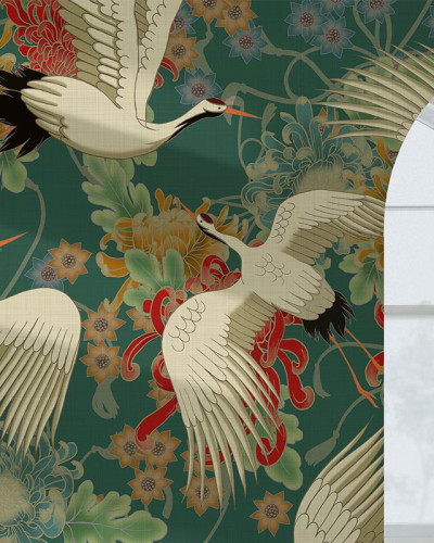 Tapet cu design oriental Uchikake (verde) cu macarale albe zburând printre flori delicate pe un fundal verde închis.