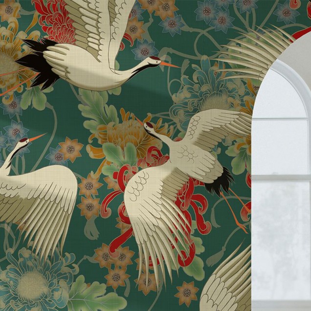Tapet cu design oriental Uchikake (verde) cu macarale albe zburând printre flori delicate pe un fundal verde închis.