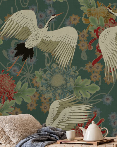 Tapet cu design oriental Uchikake (verde) cu macarale albe zburând printre flori delicate pe un fundal verde închis.