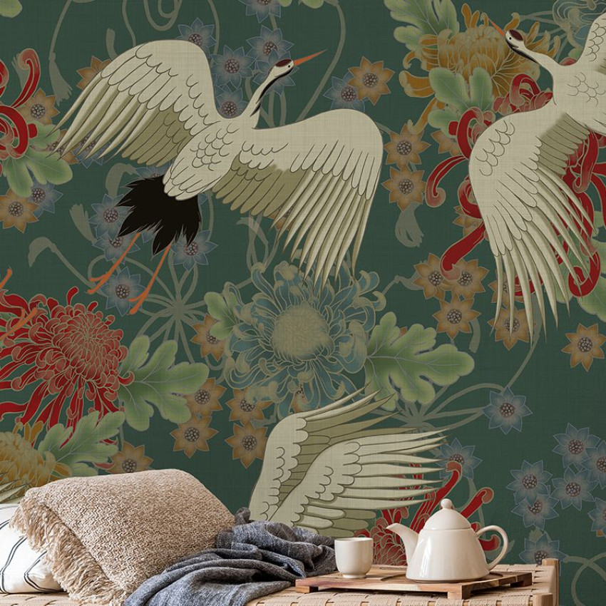 Tapet cu design oriental Uchikake (verde) cu macarale albe zburând printre flori delicate pe un fundal verde închis.