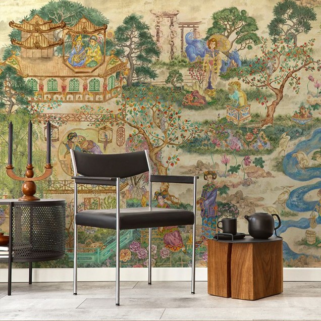 Tapet The King Suite, cu design asiatic elegant, cu detalii delicate, pictate manual, cu copaci, flori, apă și figuri umane.