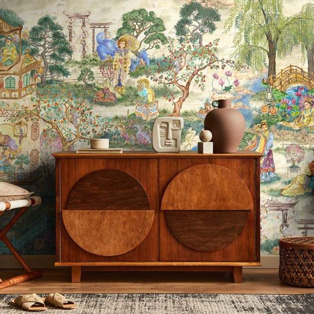 Tapet The King Suite, cu design asiatic elegant, cu detalii delicate, pictate manual, cu copaci, flori, apă și figuri umane.