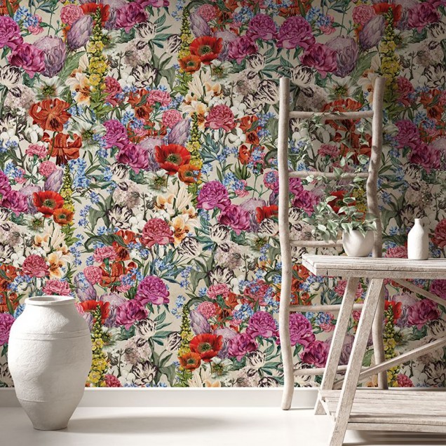 Tapet floral cu flori multicolore pe un fundal subtil, perfect pentru a crea o atmosferă elegantă în orice cameră.