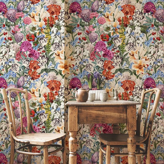 Tapet floral cu flori multicolore pe un fundal subtil, perfect pentru a crea o atmosferă elegantă în orice cameră.