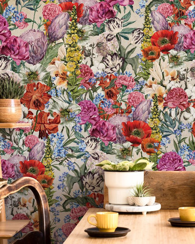 Tapet floral cu flori multicolore pe un fundal subtil, perfect pentru a crea o atmosferă elegantă în orice cameră.
