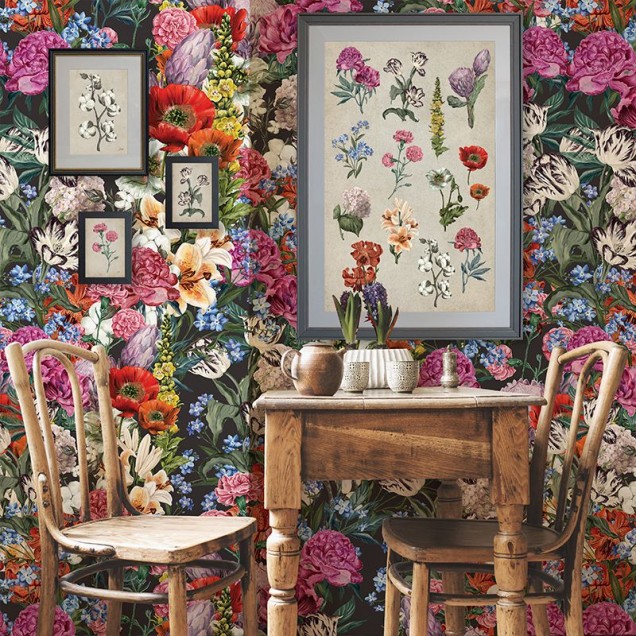 Tapet floral cu flori delicate pe un fond întunecat.