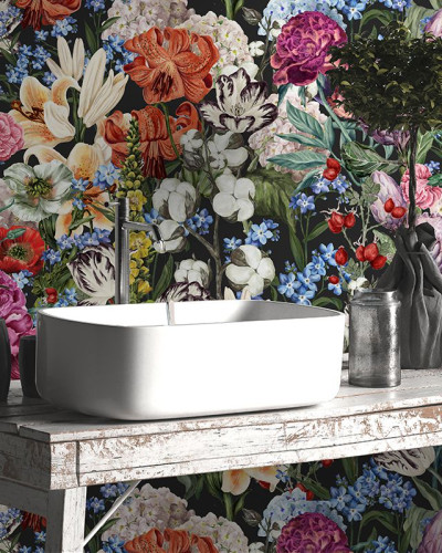 Tapet floral cu flori delicate pe un fond întunecat.