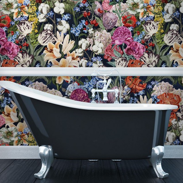 Tapet floral cu flori delicate pe un fond întunecat.