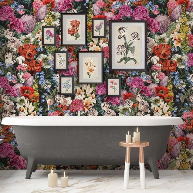 Tapet floral cu flori delicate pe un fond întunecat.