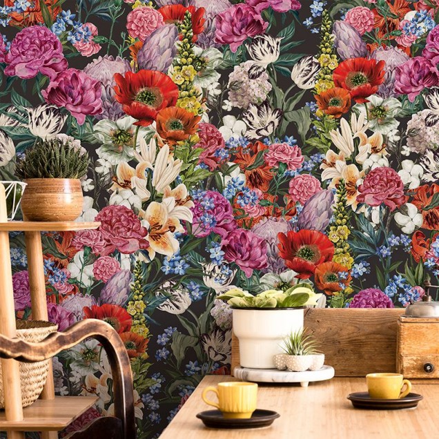 Tapet floral cu flori delicate pe un fond întunecat.