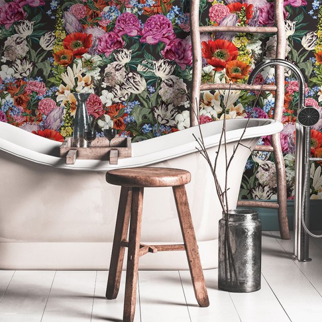 Tapet floral cu flori delicate pe un fond întunecat.