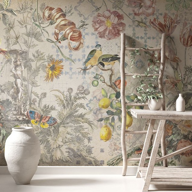 Tapet floral crem cu design elegant, baie cu cadă