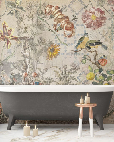 Tapet floral crem cu design elegant, baie cu cadă