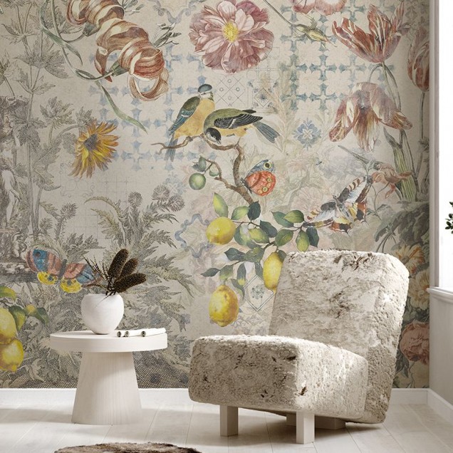 Tapet floral crem cu design elegant, baie cu cadă