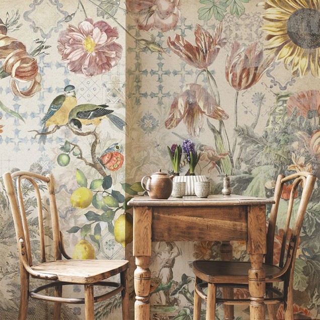 Tapet floral crem cu design elegant, baie cu cadă