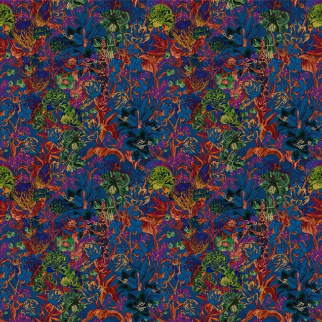 Tapet floral  Lava Spring, cu nuanțe vibrante de roșu, verde și violet pe un fundal albastru intens.
