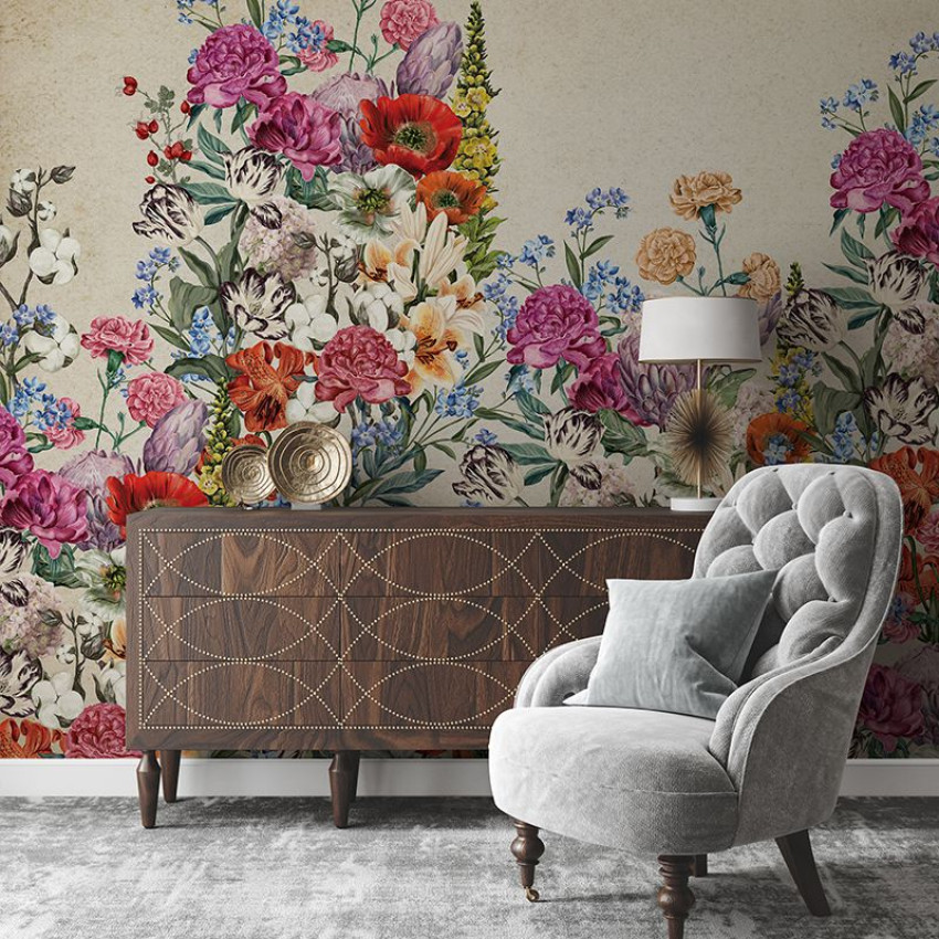 Tapet floral Spring Mural (Dark) pe un perete din spatele unui șemineu.