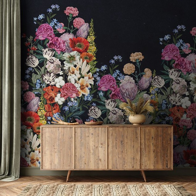 Tapet floral Spring Mural (Dark) pe un perete din spatele unui șemineu.