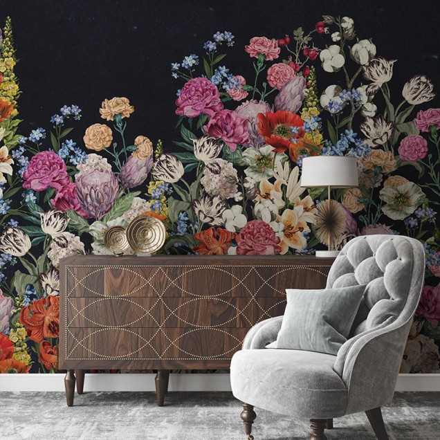 Tapet floral Spring Mural (Dark) pe un perete din spatele unui șemineu.