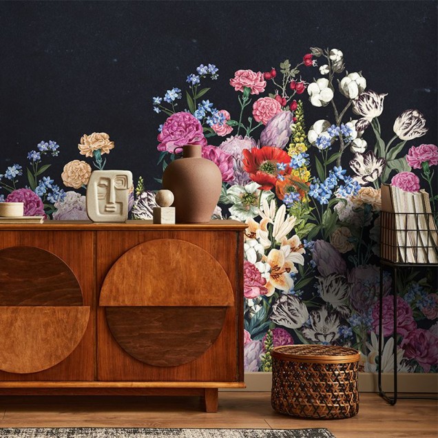 Tapet floral Spring Mural (Dark) pe un perete din spatele unui șemineu.
